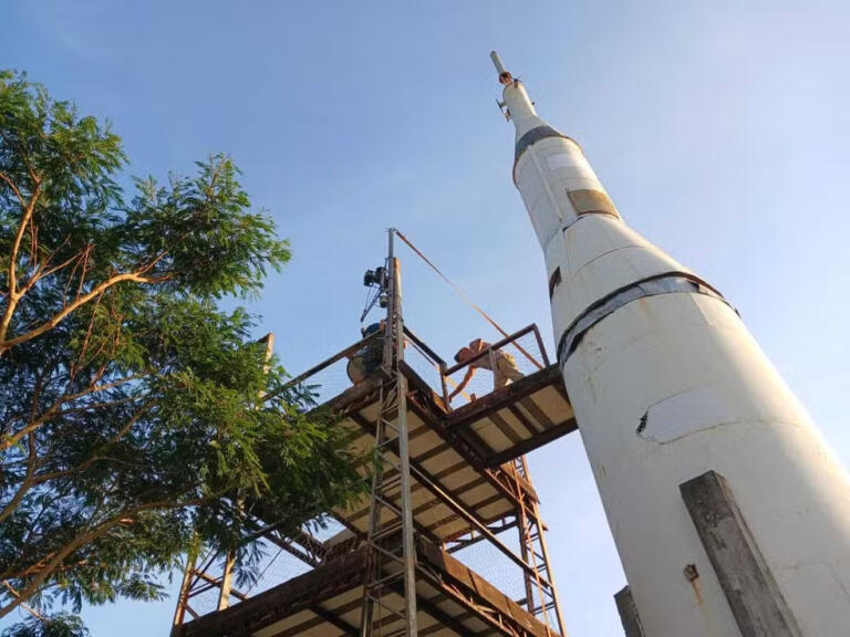 Paranaense aposentado realiza sonho de construir réplica da nave que levou homem à Lua