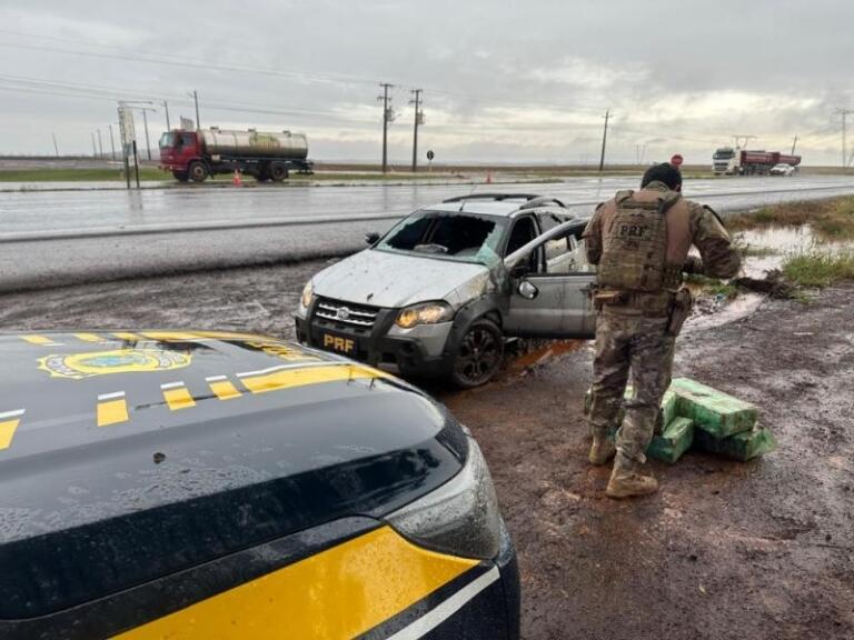 Rondonense capota carro com maconha em fuga na BR-163 e fica preso entre os fardos