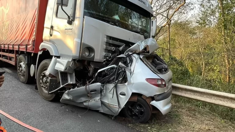 Batida entre carro e carreta deixa uma pessoa morta em Palotina