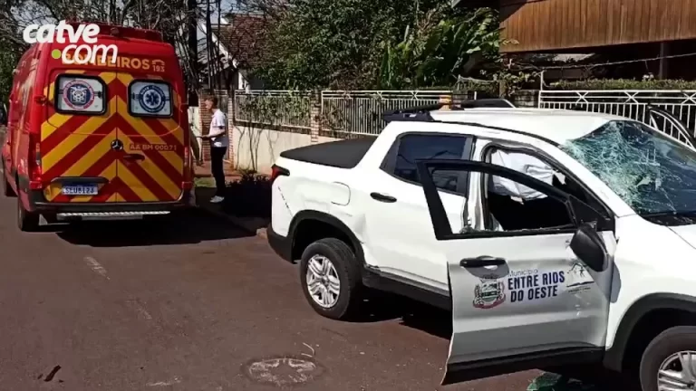 Picape da Prefeitura de Entre Rios do Oeste capota após batida no centro de Toledo