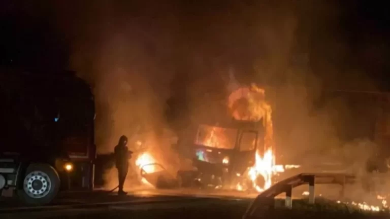 Motorista morre carbonizado em grave acidente entre Mercedes e Guaíra