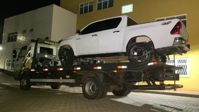 Caminhonete furtada em Minas Gerais é recuperada pela Polícia Militar em Cascavel