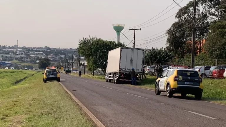 Caminhoneiro é rendido e tem carga de celulares roubada por criminosos na BR-277