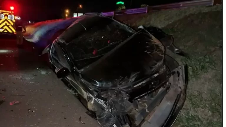 Caminhonete capota após acidente na BR-467 