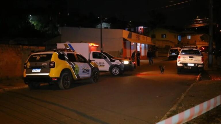 Criança de quatro anos é baleada no peito dentro de casa