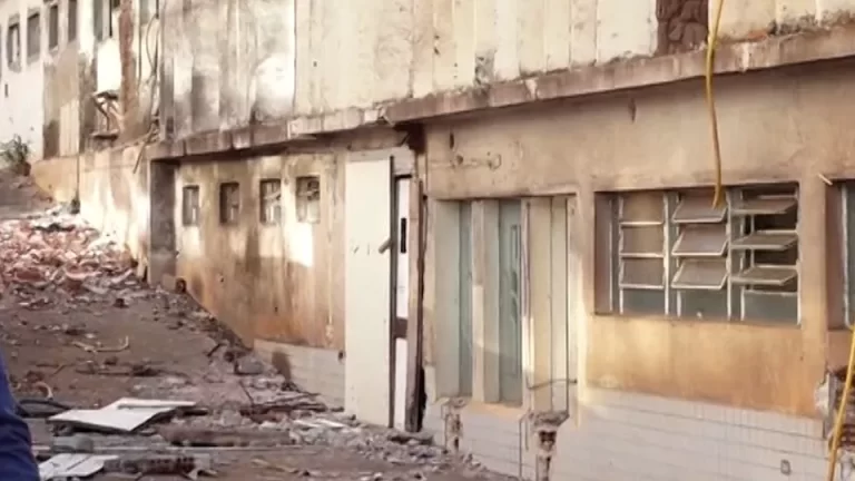 Prédio do Hospital Nossa Senhora da Salete começa a ser demolido