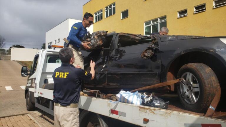 Gol carregado com maconha capota na rodovia BR-163