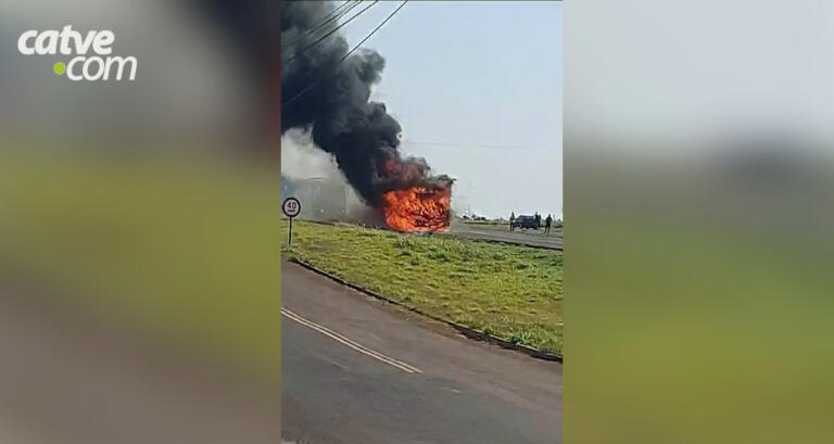 Ônibus pega fogo na BR-277 em Matelândia