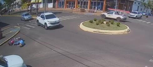 Mais um acidente é registrado em rotatória no centro rondonense; veja o vídeo