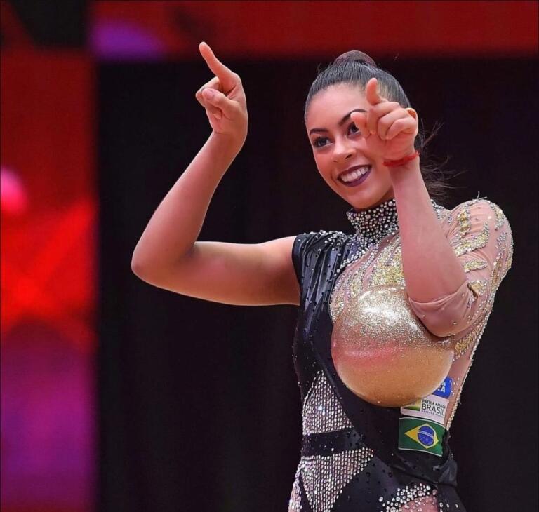 Curitibana Bárbara Domingos se classifica para a final individual da ginástica rítmica