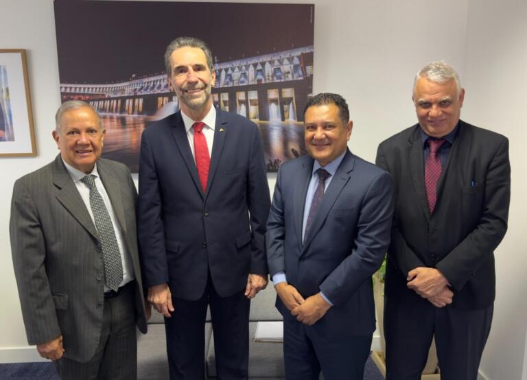 Diretor-geral da Itaipu e novo presidente da ENBPar fazem reunião de alinhamento