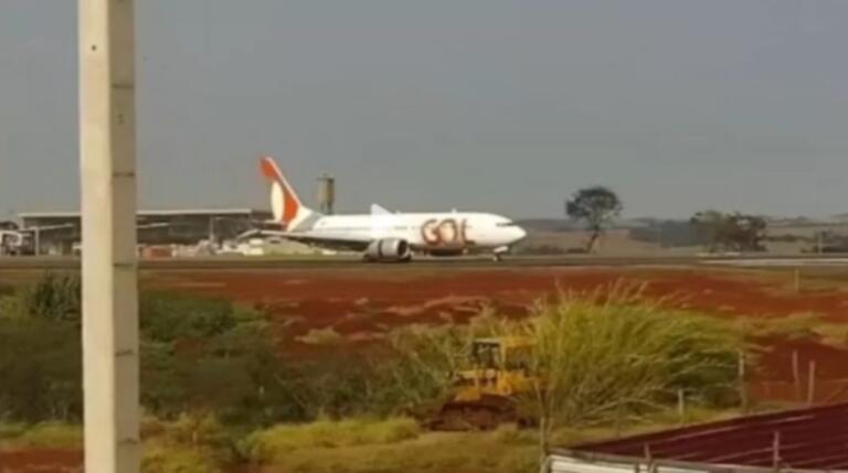 Avião da Gol com os corpos de Laiana Vasatta e Edilson Hobold chega em Cascavel