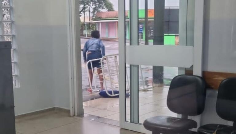 Mulher algemada foge de hospital carregando cama de ferro