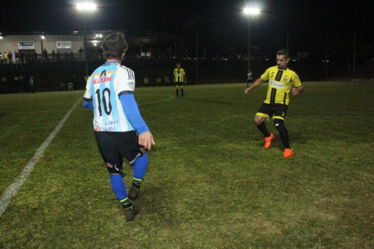 Municipal de Futebol Suíço Máster tem início com goleadas de Ouro Verde e Kaim