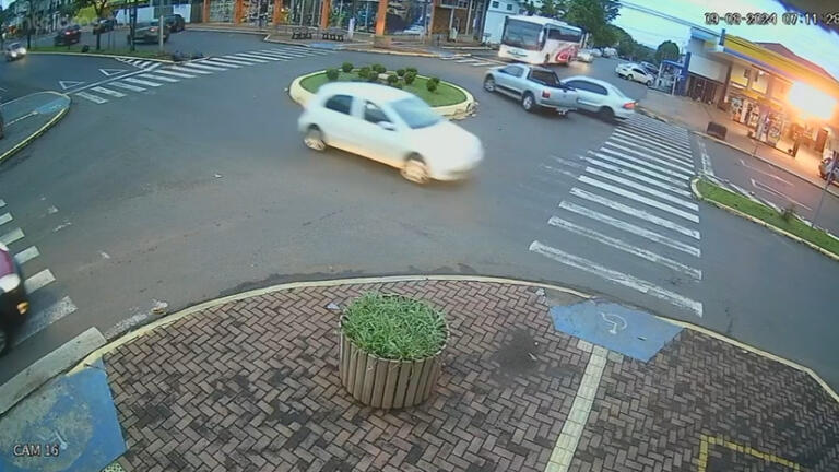 Acidente é registrado em rotatória no centro de Marechal Rondon