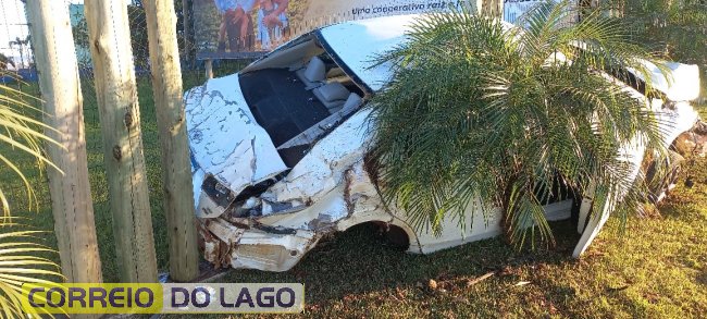 Carro fica destruído após colisão na PR-495; motorista não é localizado