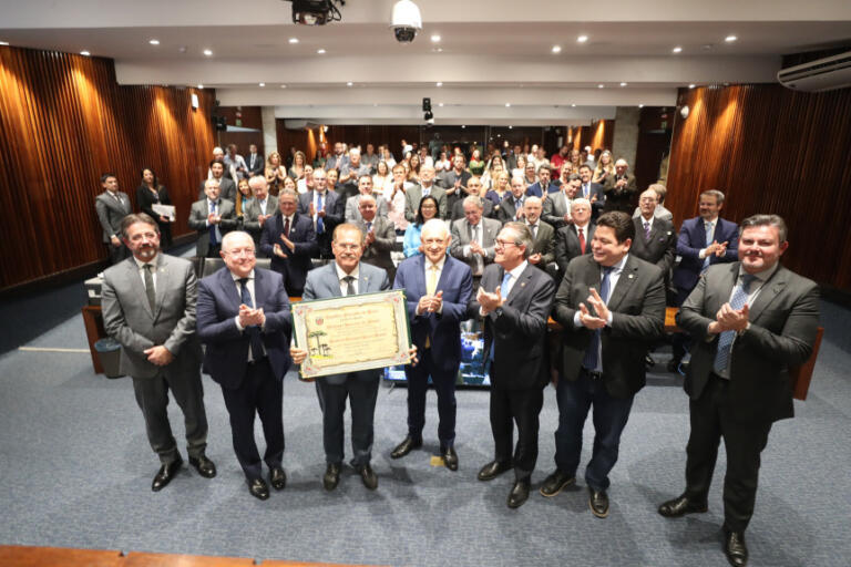 Assembleia entrega título de Cidadão Honorário do Paraná ao ministro do STJ Humberto Martins