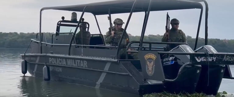 Lancha “navega por terra” após sair de lago durante fuga em Mercedes; veja vídeo