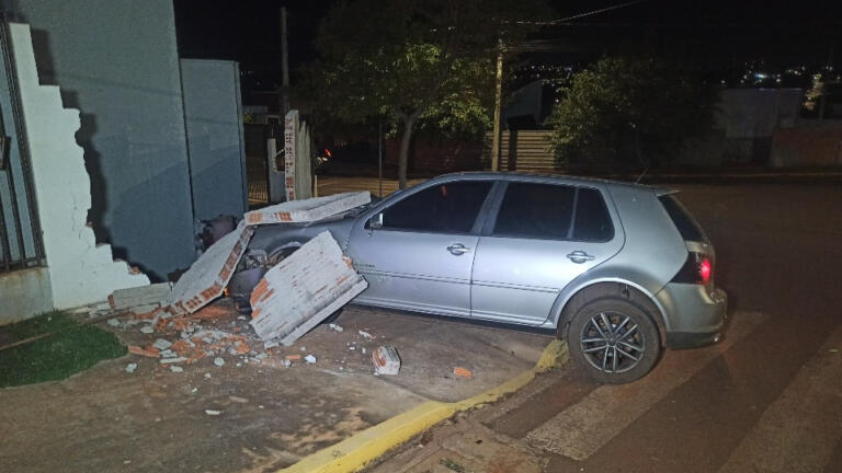 Carro bate em muro de casa e duas pessoas ficam feridas em Toledo