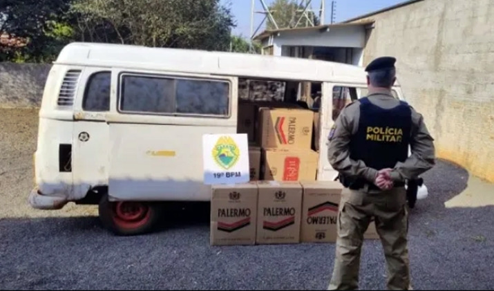 PM de Mercedes apreende Kombi com cigarros paraguaios