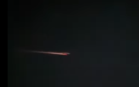 Paranaenses registram rastros de luz no céu formados por lixo espacial