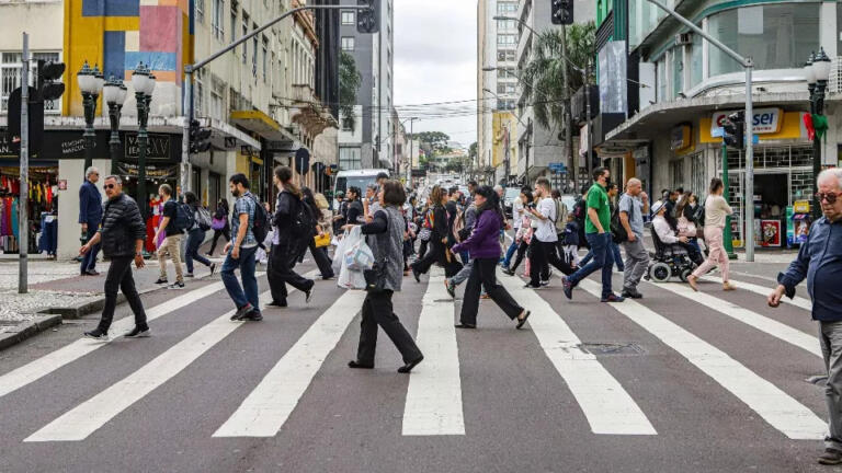 População do Paraná deve ultrapassar 12 milhões de habitantes até 2027, aponta IBGE