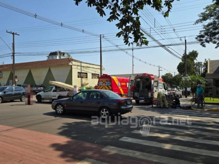 Problema mecânico em bicicleta causa acidente no centro da cidade; duas pessoas ficam feridas
