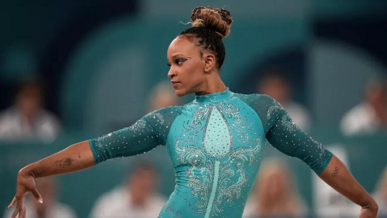 Rebeca Andrade supera Simone Biles e conquista ouro inédito em Paris 2024