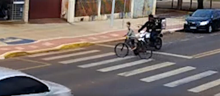 Menino de 10 anos quebra a perna atingido por moto em Toledo