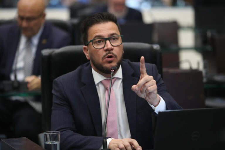 Oposição alerta para riscos econômicos e sociais no projeto que autoriza a desestatização da Ferroeste