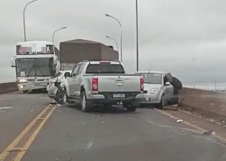 Acidente na Ponte Ayrton Senna envolve ônibus e três veículos