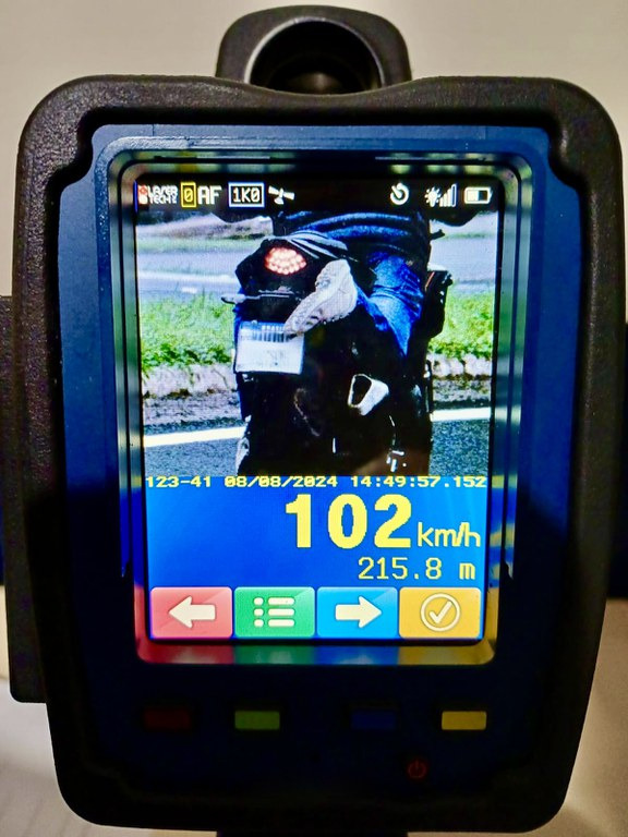 Com manobra arriscada, motociclista tenta escapar de radar da PRF