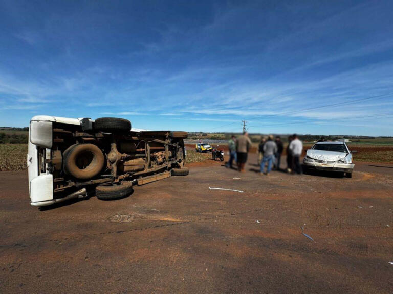 Veículo tomba após batida na estrada que liga Nova Santa Rosa a Alto Santa Fé