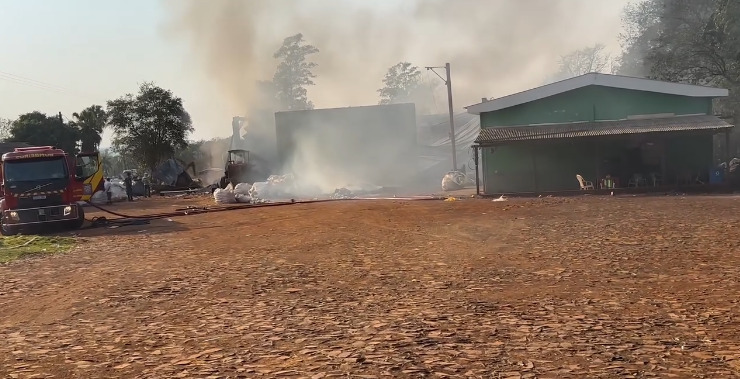Incêndio destrói barracões da Associação dos Catadores de Marechal Rondon