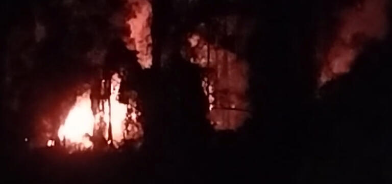 Bombeiros trabalham para conter grande incêndio ambiental em Toledo