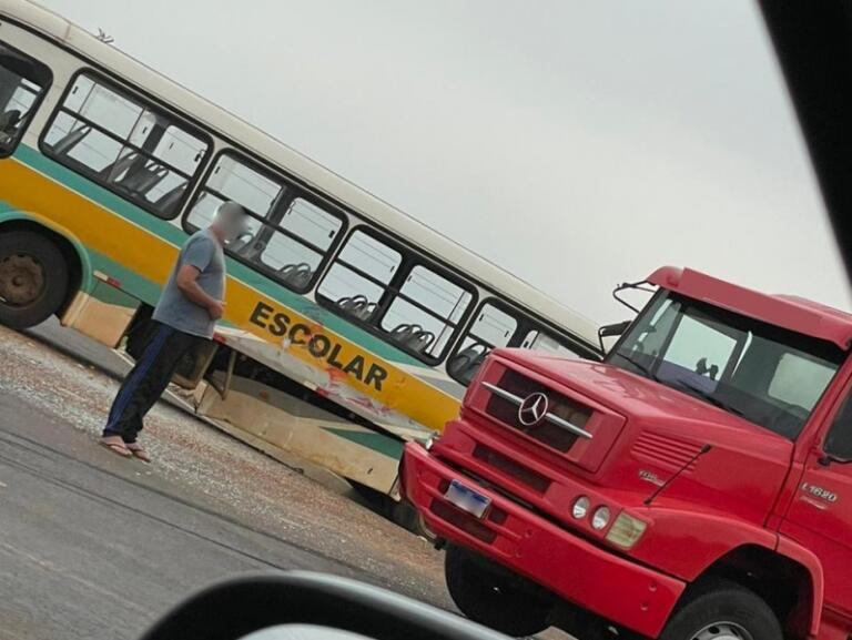 Acidente envolve caminhão e ônibus próximo a Novo Horizonte