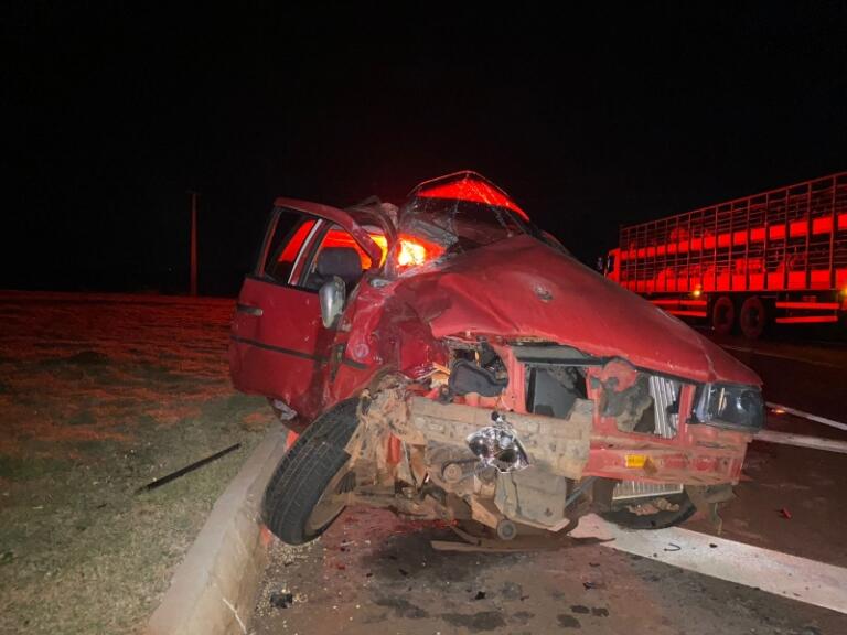 Carro fica destruído e jovens mercedenses saem ilesos de grave acidente em Novo Horizonte