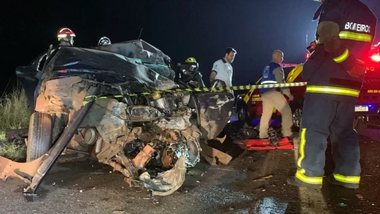 Motorista morre em batida com carreta