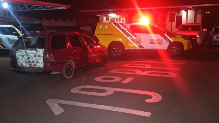 Homem é detido após tentar fugir da PM com carro carregado de cigarros do Paraguai
