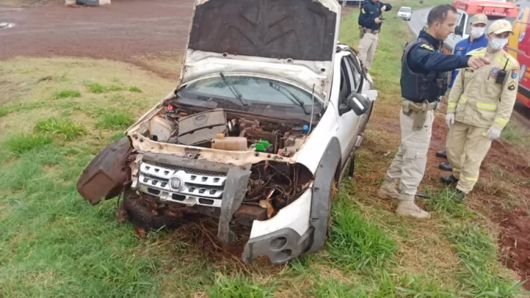 Motorista fica gravemente ferido ao capotar picape na BR-163