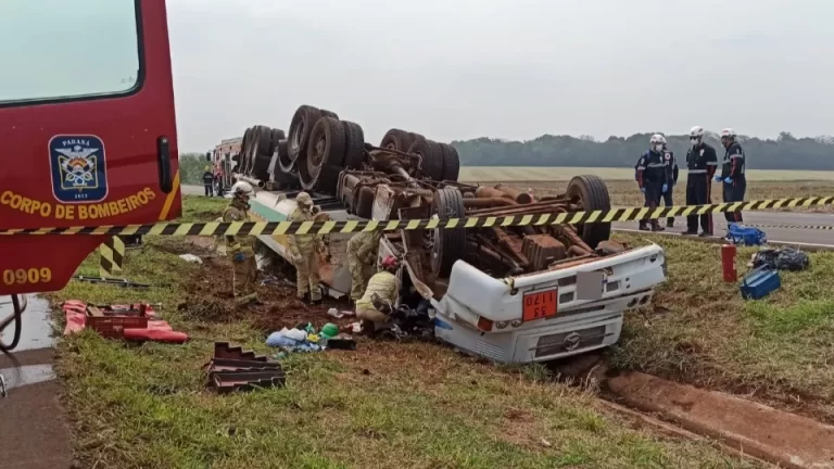 Motorista de caminhão fica preso às ferragens após veículo tombar na BR-163