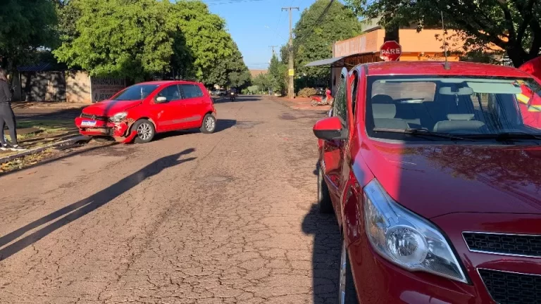 Mãe e filha ficam feridas em batida entre carros em Cascavel