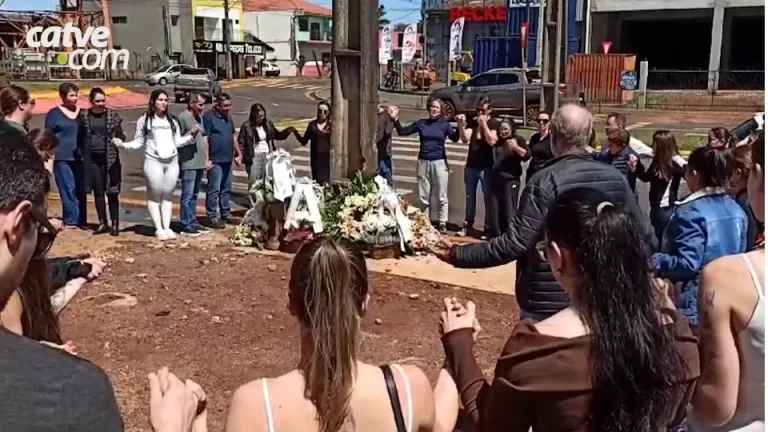 Familiares e amigos se despedem de Natália Moschen, vítima de acidente em Toledo