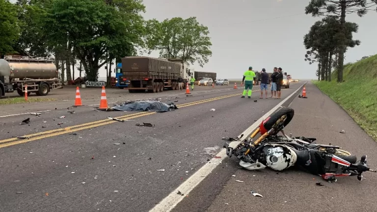 Motociclista morre em batida com carreta na BR-277
