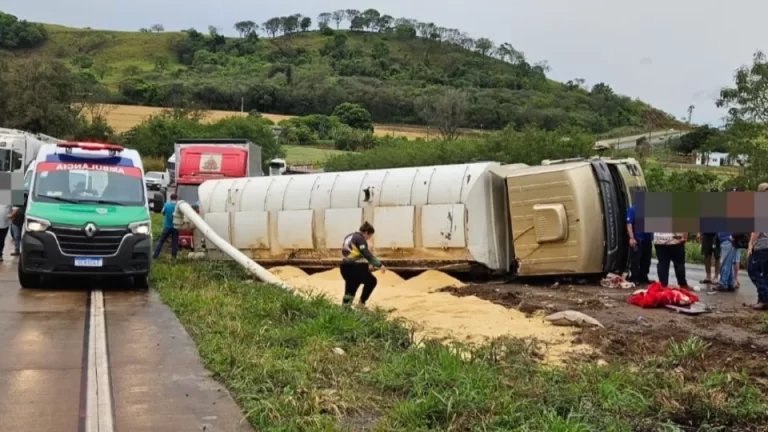 Carro é esmagado por carreta e mulher morre na BR-163