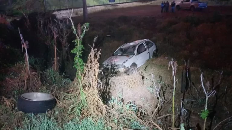 Motorista de Gol morre ao ser ejetado de carro em capotamento na BR-376