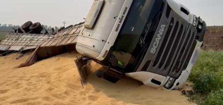 Carreta carregada com farelo de soja tomba na PR 182 em Maripá