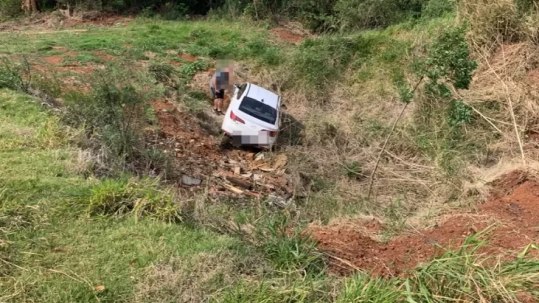 Mulher perde controle da direção e capota o carro com bebê e a sogra em Cascavel