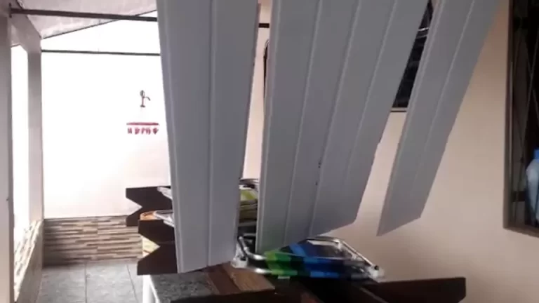 Temporal deixa imóveis destelhados em Cascavel