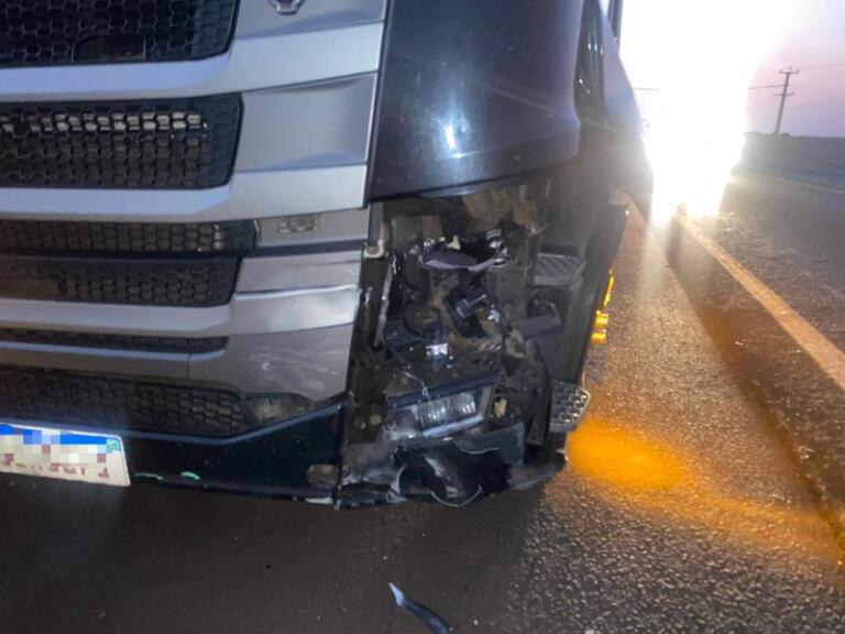 Carro e carreta colidem na BR-163 em Mercedes